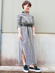 リボンディテールがポイントで、足元にさり気なく可愛らしさをプラスしてくれます。普段36センチを履いています。こちらも36センチでぴったりです。両サイドのゴムで脱ぎ履きが簡単な一足。カジュアルなスタイル…
