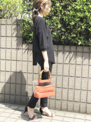 普段39サイズのパンプスを履くことが多いです。甲のベルトが少しタイトに感じますが、革を使っているので履いているうちに馴染んでいきそうです。OTHはインポートアイテムの雰囲気のような配色仕上げになっているのですが、横から見るとその良さがより引き立ちます。中底だけシャンパンゴールドなので、今日みたいなオールブラックのコーディネートでも暗くならず大人っぽくまとまると思います。