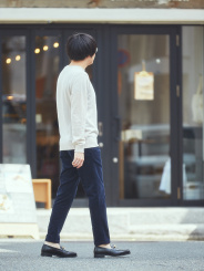 上品な素材感のニットにコーデュロイパンツで温かみのあるスタイリング。休日はこのスタイリングで大人の散るタイムにぴったり。
