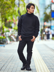 ブラックコーデでまとめてみる。ボリュームのあるパンツが旬なスタイリング。