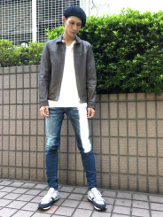 通常サイズで大丈夫です。身体に馴染むレザージャケットは、敢えてワンサイズ下げても◎