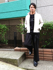 通常サイズで問題ございません。珍しいホワイトカラーは他のアイテムをブラックでまとめ、モードな雰囲気に。