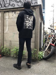 通常サイズで問題ないですが、一枚で活躍するデザインですのでワンサイズ上げてオーバーサイズに着ても良いと思います。