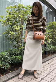 普段23~23.5cmの靴を履いています。スクエアでトゥ部分が長い分、37だと少し大きめに感じました。
かかとが高くしっかりホールド感があり、クッション性があるインソールなので足当たりが柔らかくて履…