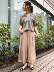 丈がすっきりとしているので、ボリューム感のあるボトムスとも相性◎Vネックは少し衿を抜くのも新鮮。暑い夏でも涼しく着られるのも嬉しいです!