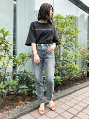 柔らかいデニム生地で窮屈感なく穿いていただけます。
スキニーにようにピタッとしないので抵抗なく穿きやすいシルエットです。