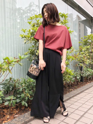 今年トレンドのPVCにファー巾着がセットになっているので、夏も秋も使える優秀バッグです。
小ぶりですが最低限に荷物は入るので普段使いしやすく、底はレザー素材になっているので巾着なしで使えます!