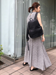 とっても軽く、とってもベーシックな形なのでカジュアルすぎずタウン使いできるアイテムです。
おすすめはフェミニンなスタイルに外しで合わせると旬なストリートMIXスタイルになります!