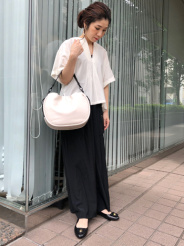 小柄な私が持っても、丸っこいフォルムなのでバランスよく持てました!
マチもしっかりあり、口が広いので荷物の出し入れが楽ちんです。
少しモードな印象なのでカジュアルスタイルとも合わせていただけます!