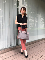 いかにも重そうな重厚感のある見た目に反して、予想外の軽さでした。持ち手も長めで、肩掛けも余裕なので通勤にも使えそうです!