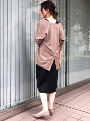 さらっとした着心地で、夏から秋までロングシーズン愛用できそうです♪上品な着こなしにもマッチするのが嬉しいです。バックデザインがかわいいです!
