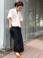 Vカットデザインが女性らしく、ワイドパンツとも相性抜群です!
ストラップがあるので、浅めの華奢なデザインでもホールド感があります。
パイソンやスウェード素材が秋らしく、少し先行感のある着こなしが楽しめておすすめです。
