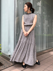フラットとトレンドのバブーシュと両方楽しめるのが一番の魅力です!
とても革が柔らかいので、履き心地が良く足に馴染む感じがあります。