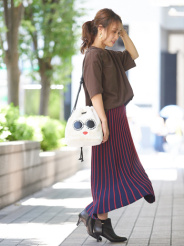 普段から37サイズを着用、fluffy fitシリーズなのでクッションふかふかで丁度のサイズがおすすめです!長時間履くときも不安にならないほど履きやすく、サイドの金具がアクセサリーのように華奢な印象に仕上げてくれます。縦に入る異素材の組み合わせもスタイルアップ効果抜群!