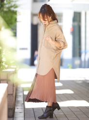 fluffy fitシリーズなので履きやすさ抜群!足いればふわっとしていて長時間履いても疲れません。安定感のあるヒールで歩き出しもスムーズ、内側ジップで着脱もらくちんです♪普段37サイズを着用、こちらもちょうどのサイズ感で選んで頂くのがおすすめです。