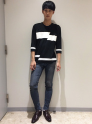 デニム×Tシャツなカジュアルなコーデでも活躍!サイズはいつも通りの42をセレクト。ジャストフィット。