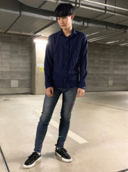 この時期の羽織りとしてちょうどいい一枚!同系色のデニムと合わせてシンプルなコーデに。