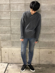 大振りのVネックデザインが特徴的なカシミヤニットプルオーバー。肌さわりがとにかく柔らかくて最高です。