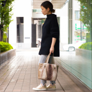 大人になるとついついシンプルなコーディネートを選びがちになりましたが、鞄など小物でアクセントをつければ手軽に脱マンネリ化でおしゃれ感もグッとアップ★そして秋冬は取り入れるだけで季節感を演出しやすい、ファー小物は外せません。似たり寄ったりになりがちなトートバッグこそ、是非ファーがおすすめだと思いました!