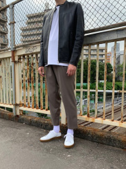 普段46を着用していますが、こちらも46でちょうどでした。革がしなやかで最初から着やすいアイテムです。