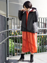 とても軽い着心地でゆったりと着れるが見た目はスッキリ!着膨れ感もありません、ダウンが苦手な方には是非オススメのアイテムです。カジュアルになりがちなダウンもキレイめに仕上がるので女性らしいワンピースとも相性◎