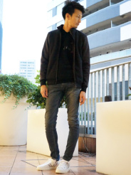 細身のデニムですが、ストレッチが効いており履き易い。インディゴですが、グレーにも見える加工が良いですね。普通のインディゴに飽きた方にもお勧めです。