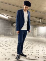 パターンが新しくなったことで、タイトなシルエットがさらに磨きがかかっています。小物でカジュアルダウンしてみるのも◎