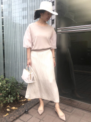 袖ボリュームですが、チュールの素材も柔らかく、ドロップショルダーなので肩が張って見えずちょうどいいシルエットでした。骨盤でぴたっと止まる着丈が、セミタイトスカートとバランス良く着られました。