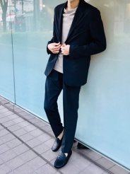 普段の46サイズでこちらもちょうどでした。すっきりとしたシルエットですが、ストレッチがしっかり効いているので快適です。