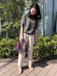 程よいサイズ感がちょっとしたお出掛けにぴったりです♪
ショルダーが付いた2way仕様なので、気分に合わせて使える嬉しいアイテムです♪