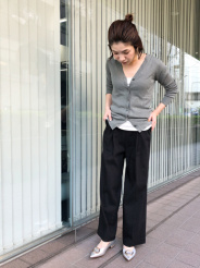 フラットですがポインテッドデなので、脚をスッと長く見せてくれます!
品のあるマットなシルバーで、派手になりすぎずにポイントとして履けるのが使いやすいです。
またモチーフも取り外しできるので、お洋服に合わせて履きまわしができます◎