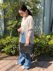 シーズンムードを高めてくれるラフア素材は持つだけで涼しげな印象にしてくれます。
マチがあるので荷物の収納がしやすく、開け口も広いので出し入れがしやすいです◎