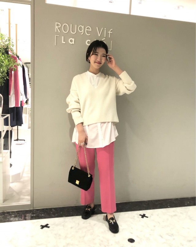 カラーパンツ 大人カジュアルなピンクコーデ Rouge Vif La Cle ルミネ新宿店